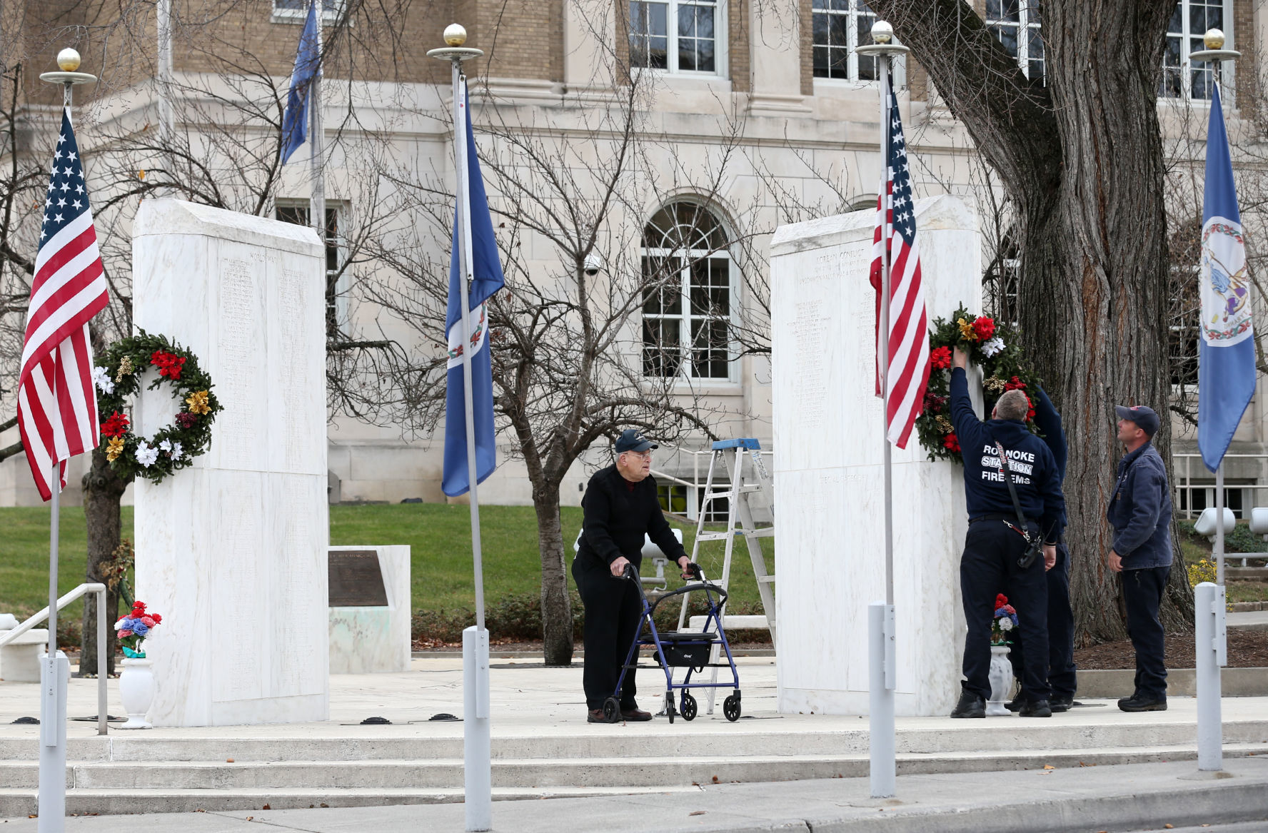 hr warmemorialwreathsGAL 112919 p07